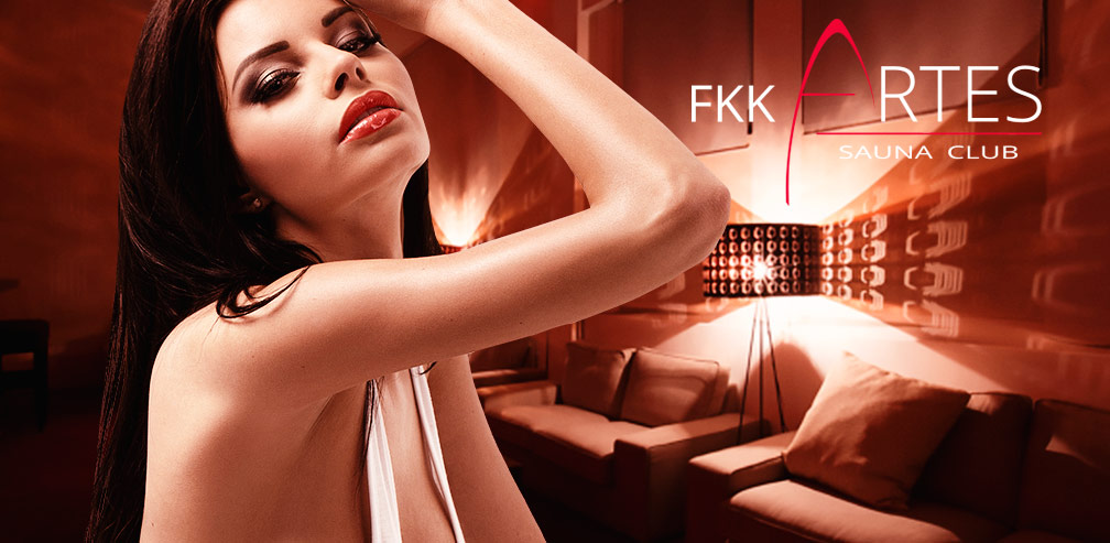 Sexy Frau in Saunaclub mit FKK Club Logo Artes